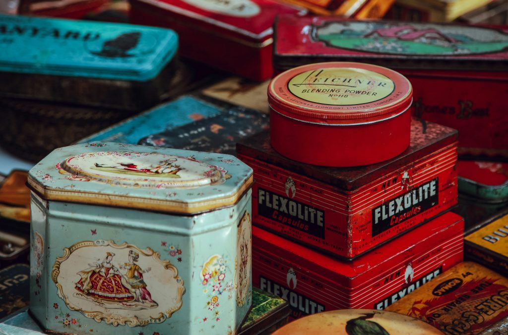 clem-onojeghuo-yOblHvTdKug-unsplash boite en fer vintage