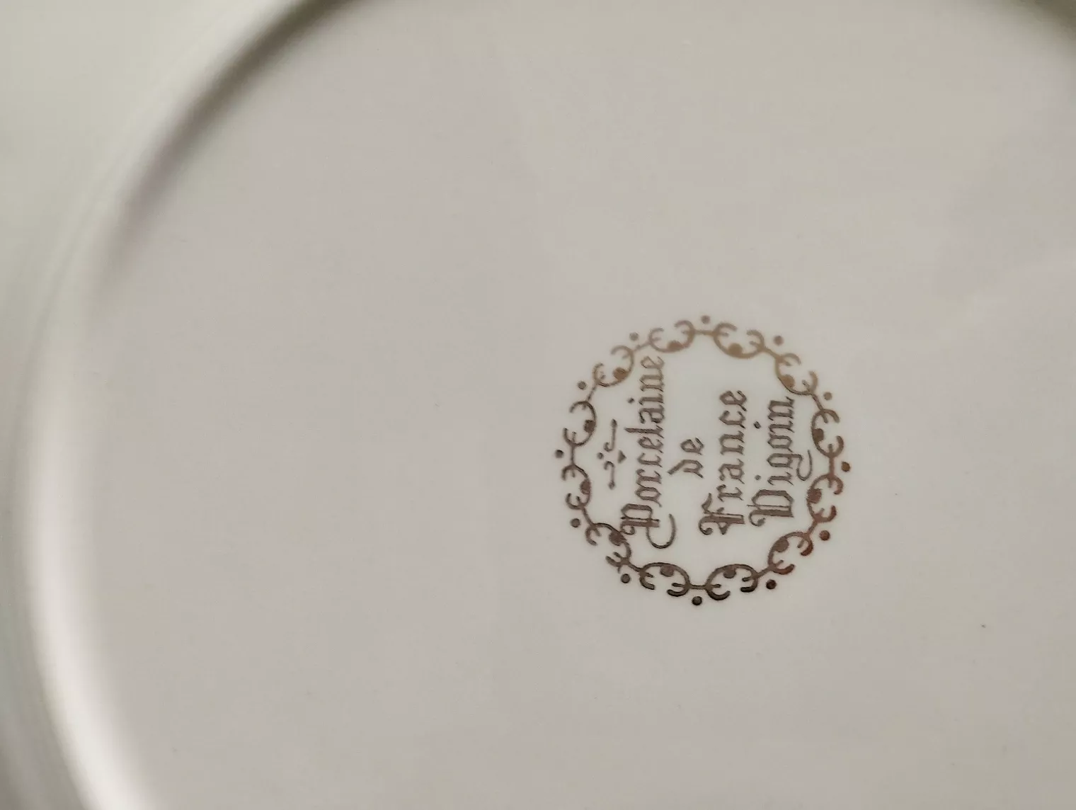 Assiettes porcelaine de France Digoin vue de dos