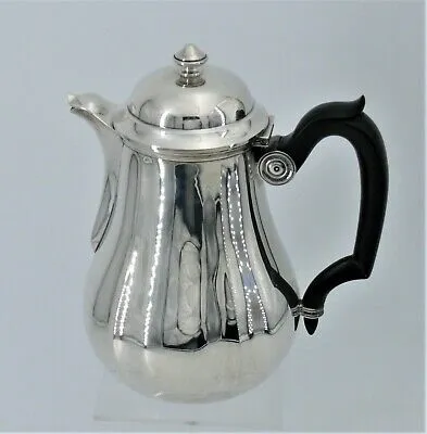 Theiere_en_argent_de_la_maison_Christofle_du_19e_siecle Théière en argent de la maison Christofle du 19e siècle