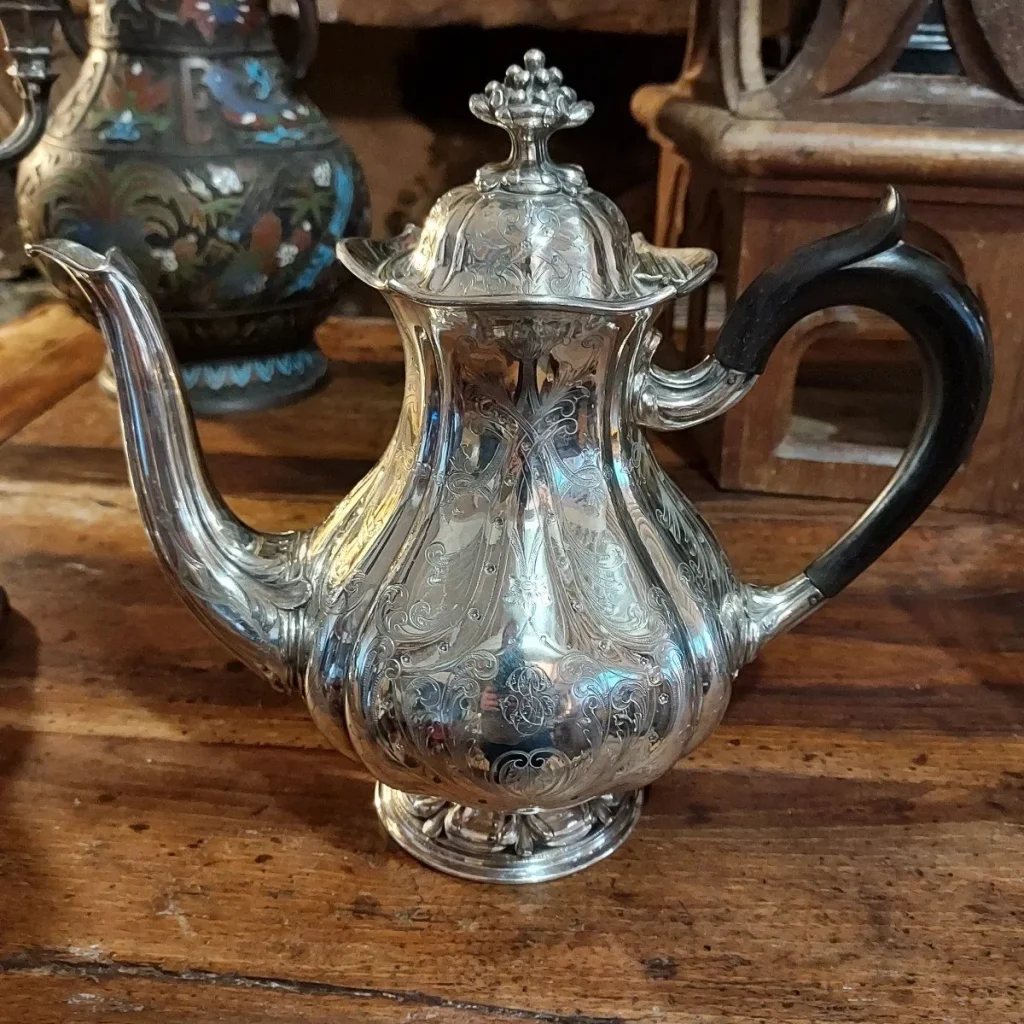 Théière en argent de la maison Christofle du 19e siècle